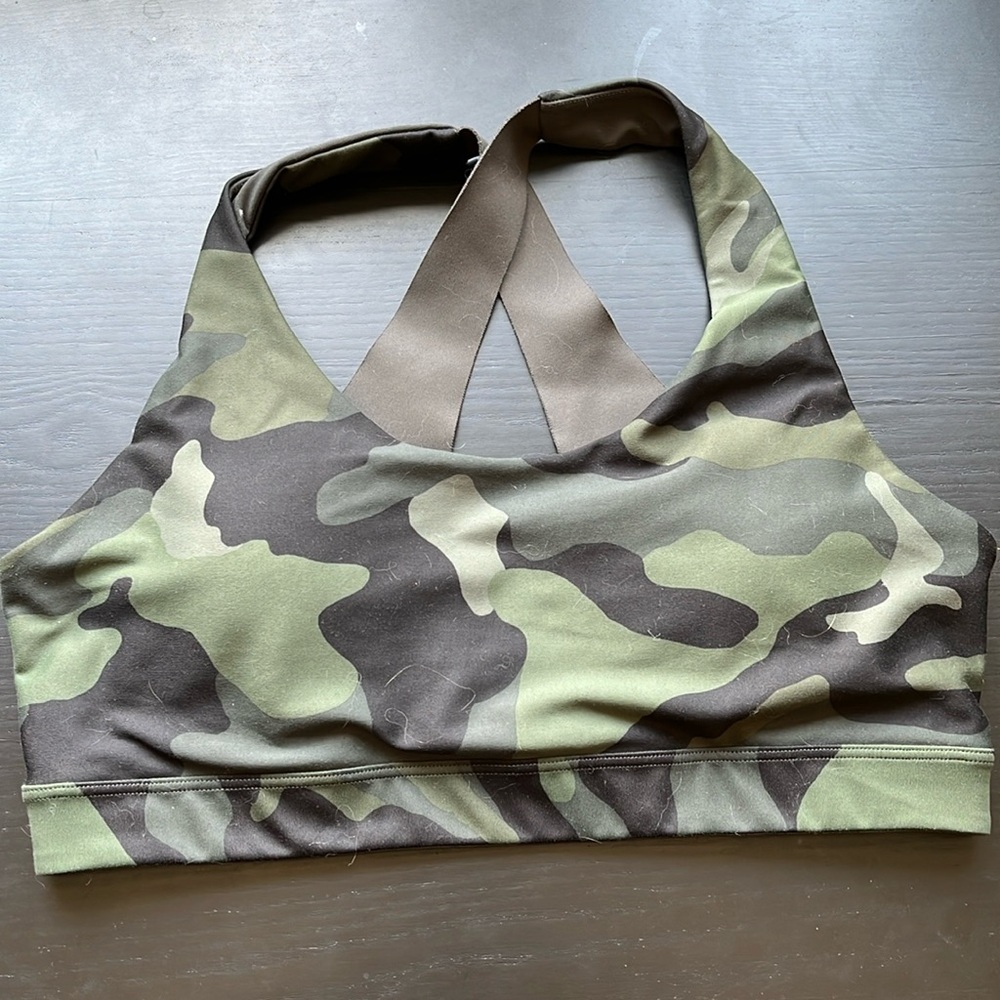 Old Navy Women’s Black/Green Camo Cross Sports Bra Size M.